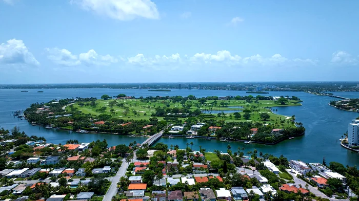 Scandalul provocat de „buncărul miliardarilor” din Miami. Cum și-au aruncat deșeurile la vecini