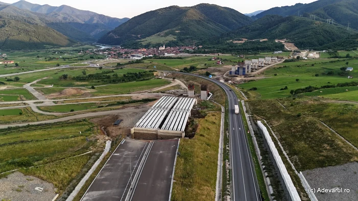 Val de ironii pe seama viaductului Boița, construit pe Autostrada Sibiu – Pitești: „Cu 106 muncitori vor termina în 106 ani”