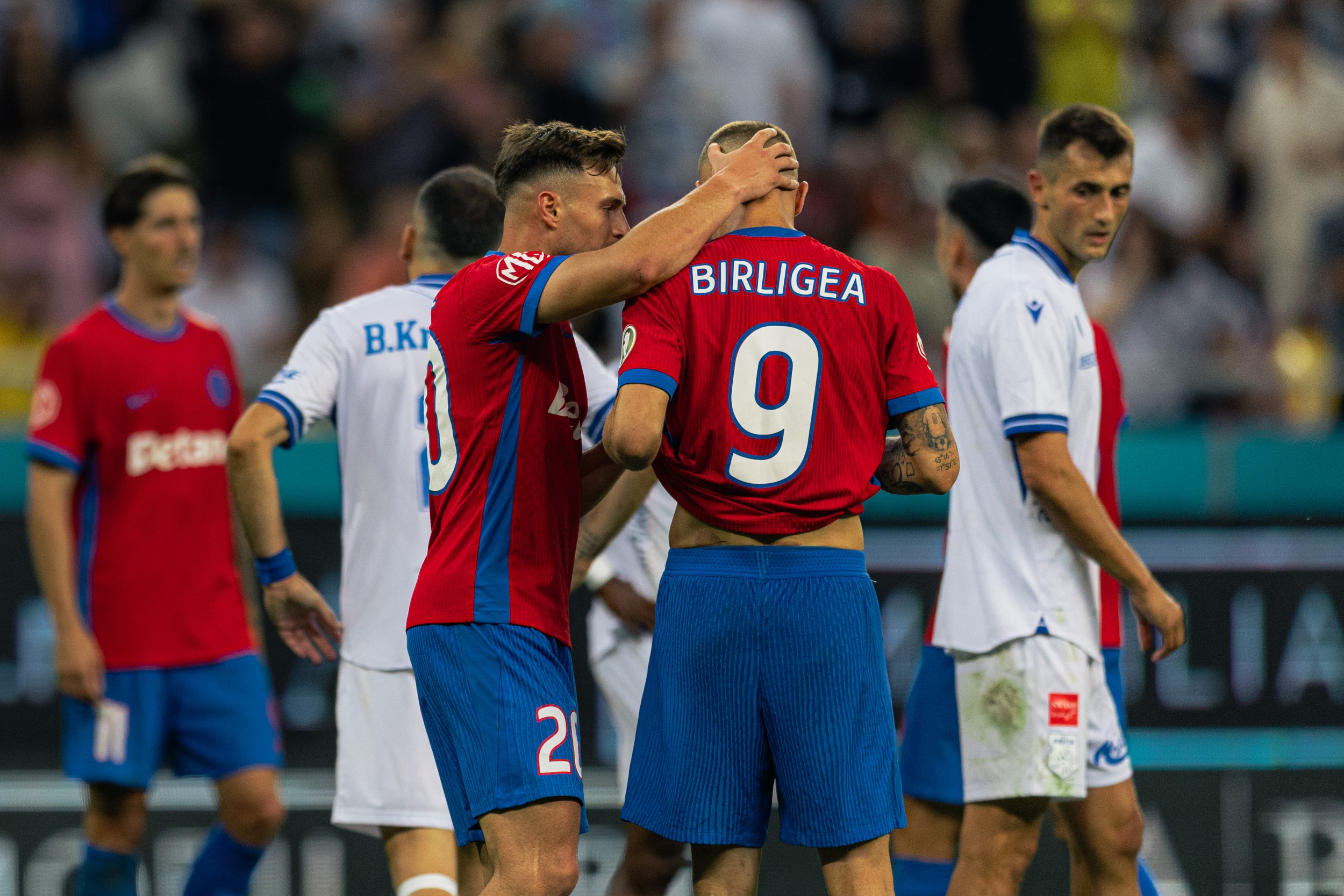 Daniel Bîrligea, în lacrimi după FCSB – Drita: „A fost o perioadă mai grea” Daniel Bîrligea, în lacrimi după FCSB – Drita: „A fost o perioadă mai grea”