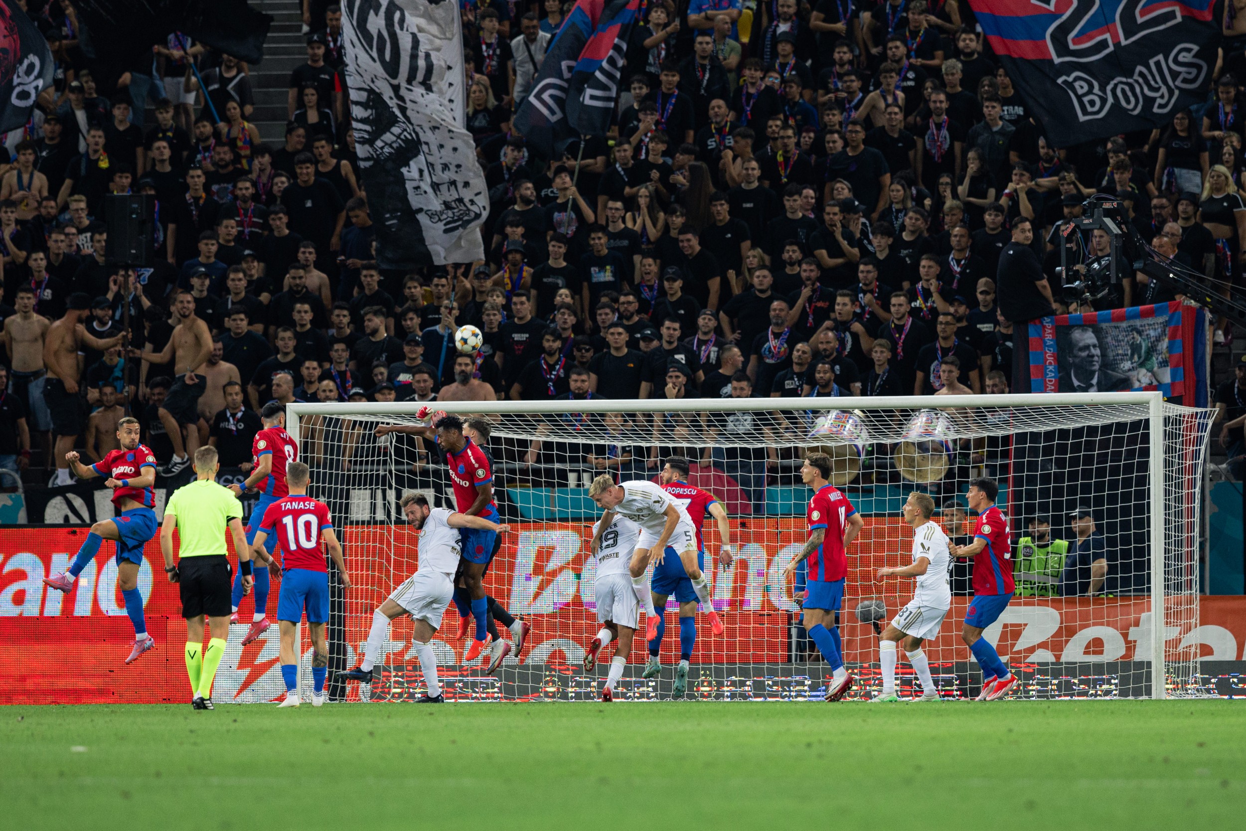 Zi uriașă pentru fotbalul românesc: FCSB și Universitatea Craiova în grupe europene, milioane de euro în conturi Zi uriașă pentru fotbalul românesc: FCSB și Universitatea Craiova în grupe europene, milioane de euro în conturi