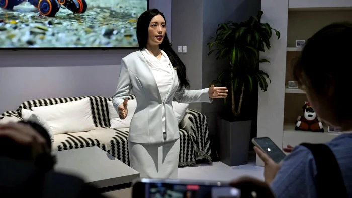 China deschide primul mall dedicat roboților umanoizi. Se pot cumpăra „servitori” sau „fotbaliști” din metal și silicon. Cât costă și ce pot face