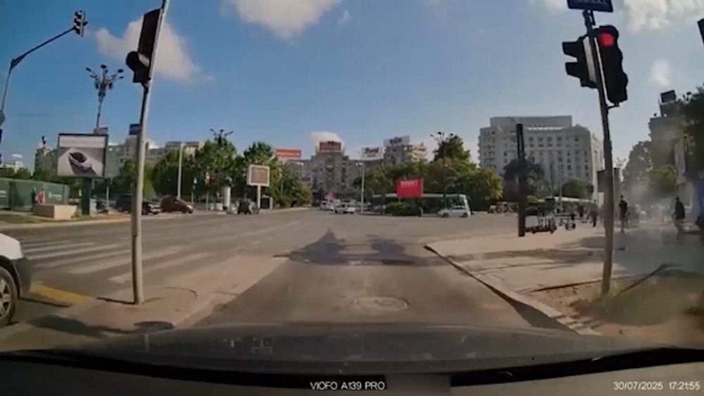 Imagini incredibile din București: un șofer s-a filmat cum amenința pietonii că-i lovește cu mașina