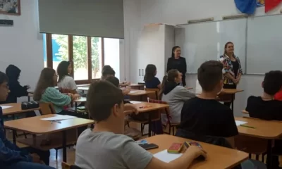 Ministerul Educației schimbă din nou regulile pentru bursele de merit. Ce elevi vor primi bani
