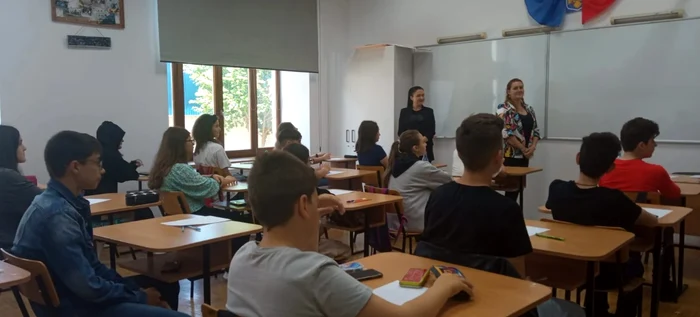 Ministerul Educației schimbă din nou regulile pentru bursele de merit. Ce elevi vor primi bani