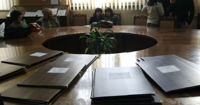 Tensiuni în școli. Profesorii află în două zile dacă trebuie să-și caute altă școală. „Rămân fără ore, cu 9.7 la Titularizare anul acesta” Tensiuni în școli. Profesorii află în două zile dacă trebuie să-și caute altă școală. „Rămân fără ore, cu 9.7 la Titularizare anul acesta”