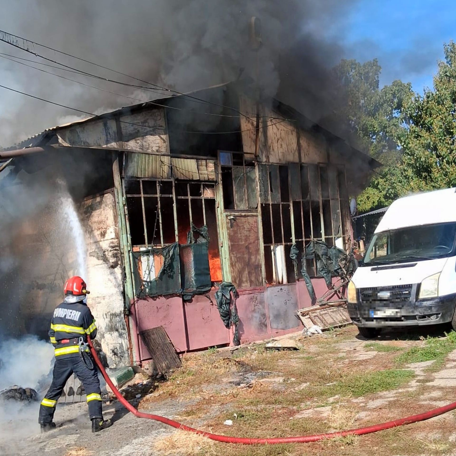 11 gospodării au fost cuprinse de flăcările răspândite de vânt. Trei case au fost grav afectate