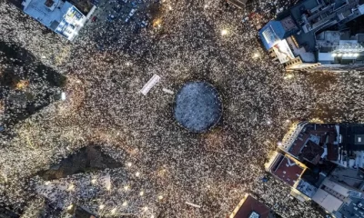 Mii de sârbi cer alegeri anticipate printr-un marș tăcut ce marchează 10 luni de la accidentul mortal din Novi Sad