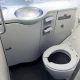 Pasagerii unui avion, obligați să își facă nevoile în sticle după ce toate toaletele s-au defectat: „O femeie a făcut pe ea”