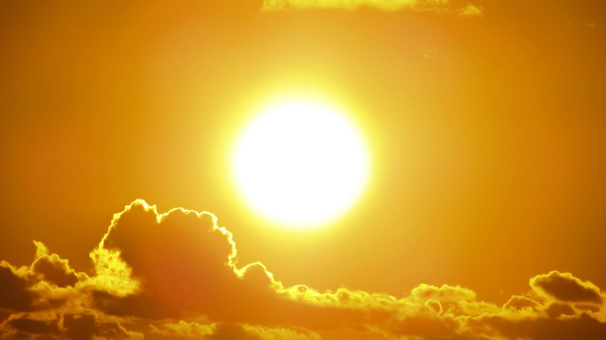 Ventilatorul portabil de gât – ce este și cum te ajută să faci față căldurii oriunde