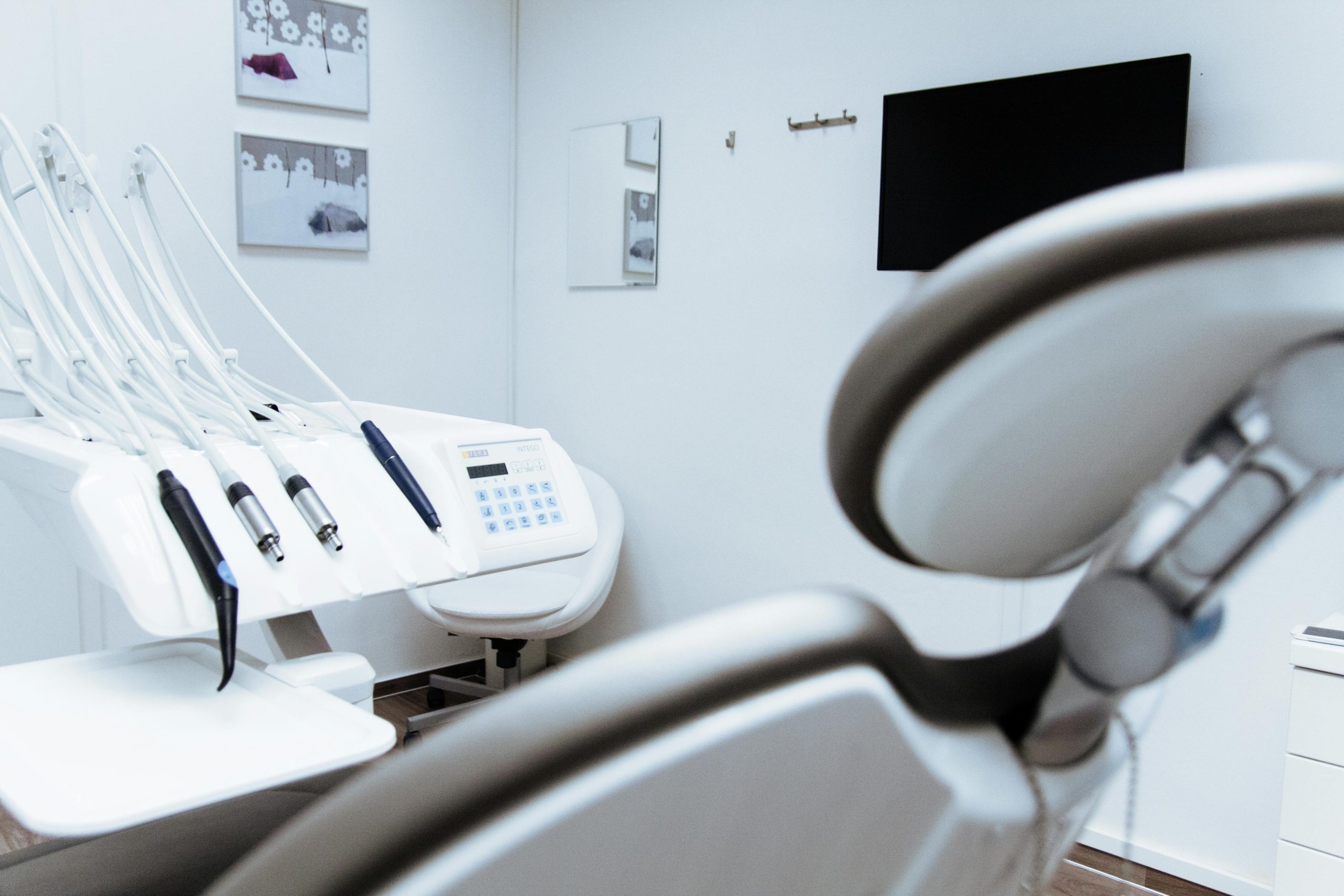 Alegerea corectă între opțiunile estetice și ortodontice – ghid Upgrade Dental