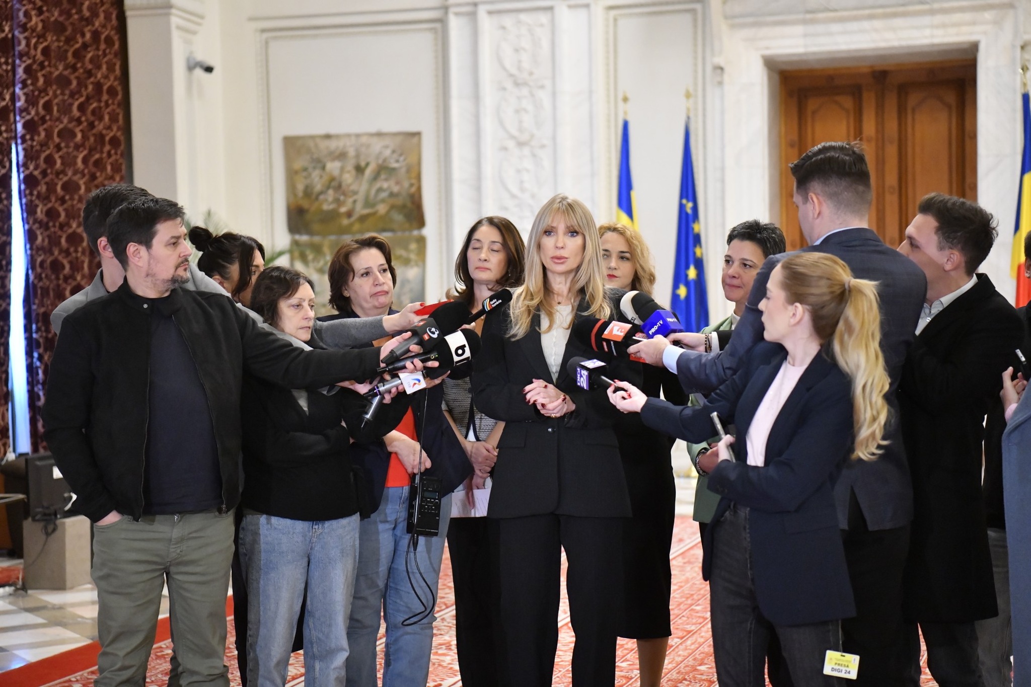 Deputatele PSD au depus un proiect de lege care previne şi combate femicidul şi violenţa care-l precede Deputatele PSD au depus un proiect de lege care previne şi combate femicidul şi violenţa care-l precede