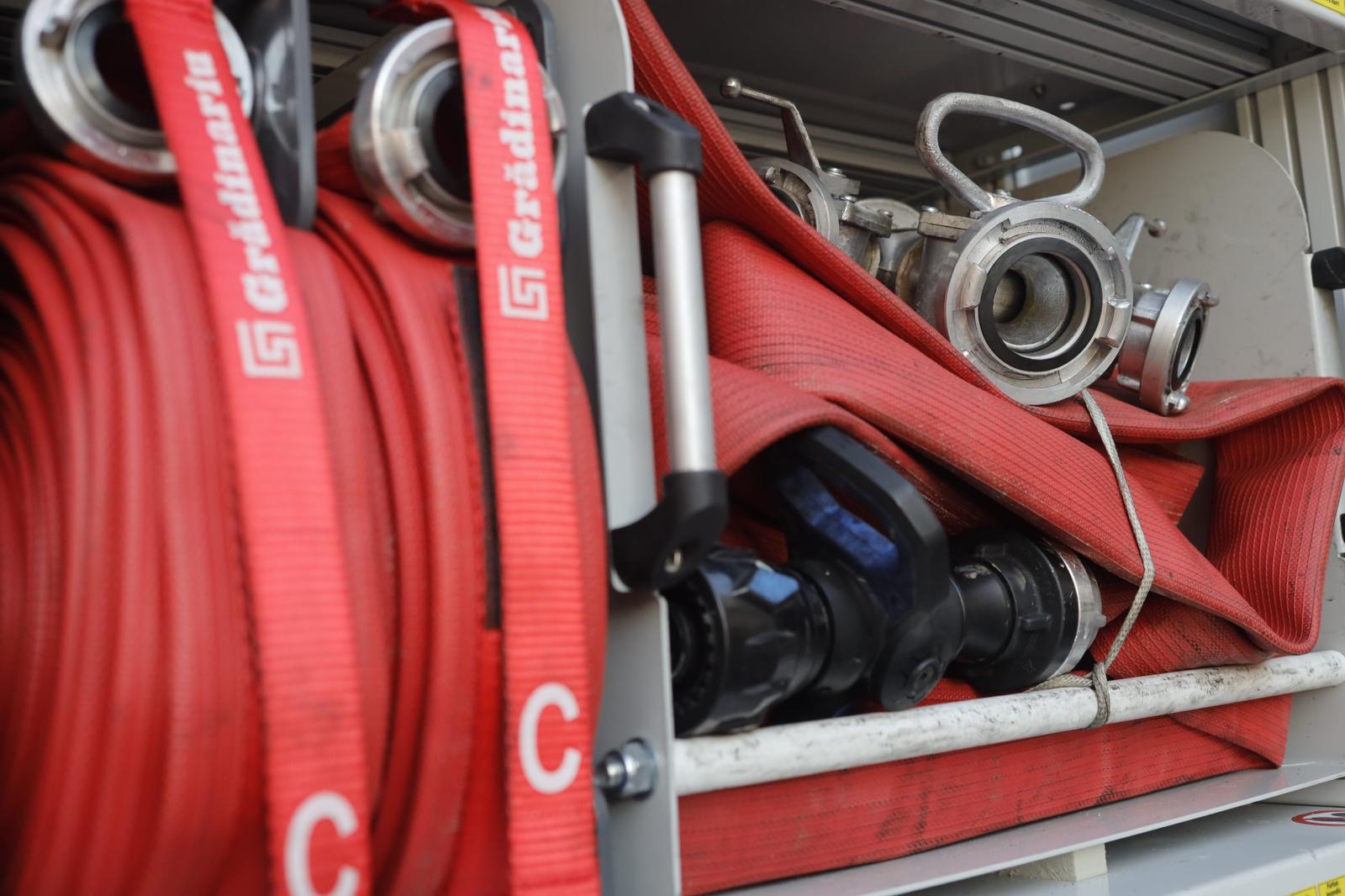 Incendiu puternic într-un sat din județul Suceava. Pompierii au intervenit cu cinci autospeciale
