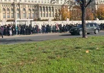 Mii de credincioși stau la coadă pentru a intra în Catedrala Națională, până în Piața Constituției. Timpul de așteptare este între 6 și 8 ore Mii de credincioși stau la coadă pentru a intra în Catedrala Națională, până în Piața Constituției. Timpul de așteptare este între 6 și 8 ore