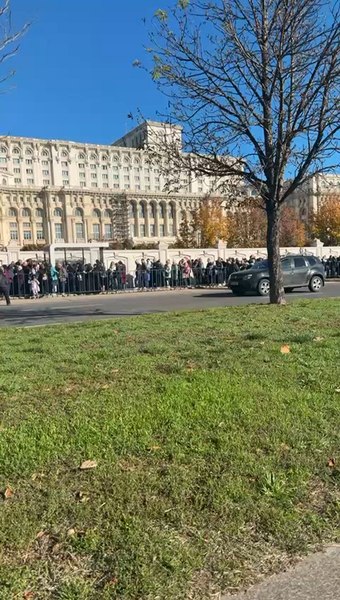 Mii de credincioși stau la coadă pentru a intra în Catedrala Națională, până în Piața Constituției. Timpul de așteptare este între 6 și 8 ore Mii de credincioși stau la coadă pentru a intra în Catedrala Națională, până în Piața Constituției. Timpul de așteptare este între 6 și 8 ore