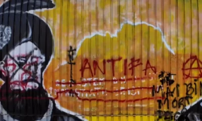 Sediul central al AUR a fost vandalizat. Pe pereți au apărut mesaje precum „Antifa” sau „Mai bine mort decât fascist” Sediul central al AUR a fost vandalizat. Pe pereți au apărut mesaje precum „Antifa” sau „Mai bine mort decât fascist”