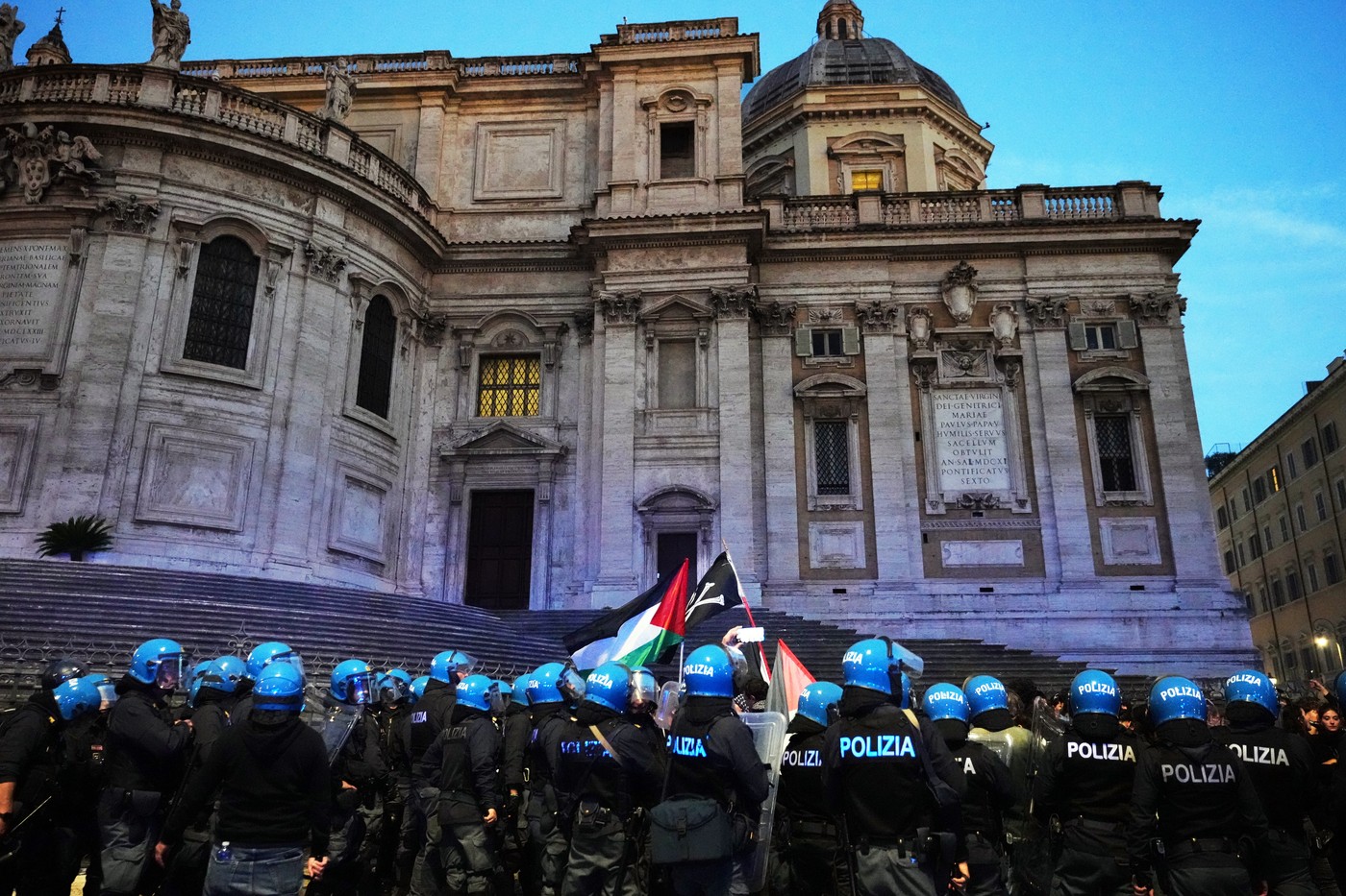 Sute de mii de oameni au organizat noi proteste pro-Palestina în Italia. Au fost înregistrate și ciocniri cu Poliția Sute de mii de oameni au organizat noi proteste pro-Palestina în Italia. Au fost înregistrate și ciocniri cu Poliția