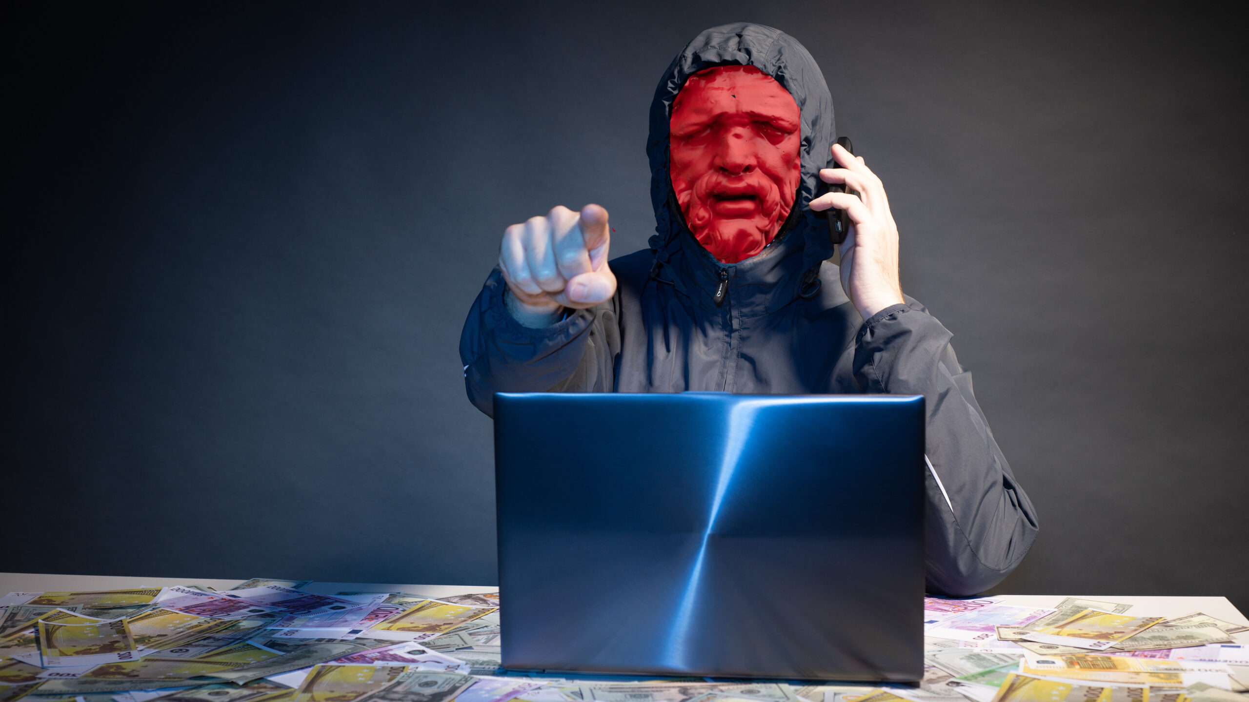 Un român, la un pas să fie păcălit cu un video fals creat cu AI. Infractorii cibernetici i-au cerut bani ca să nu publice un VIDEO compromițător cu el Un român, la un pas să fie păcălit cu un video fals creat cu AI. Infractorii cibernetici i-au cerut bani ca să nu publice un VIDEO compromițător cu el