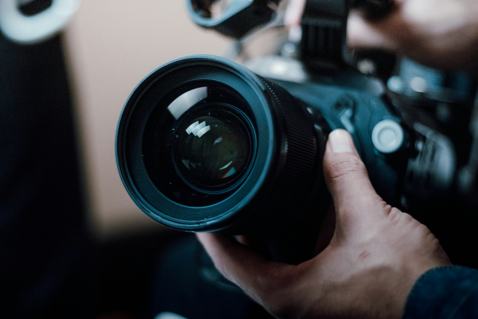 De ce un videograf cu cameră profesională îți poate oferi mai mult decât orice smartphone De ce un videograf cu cameră profesională îți poate oferi mai mult decât orice smartphone