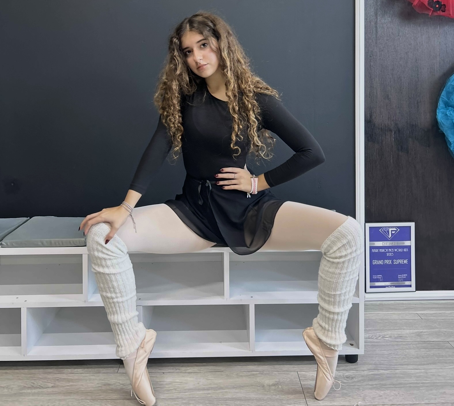 O adolescentă influencer deschide o sală de balet și arte frumoase O adolescentă influencer deschide o sală de balet și arte frumoase