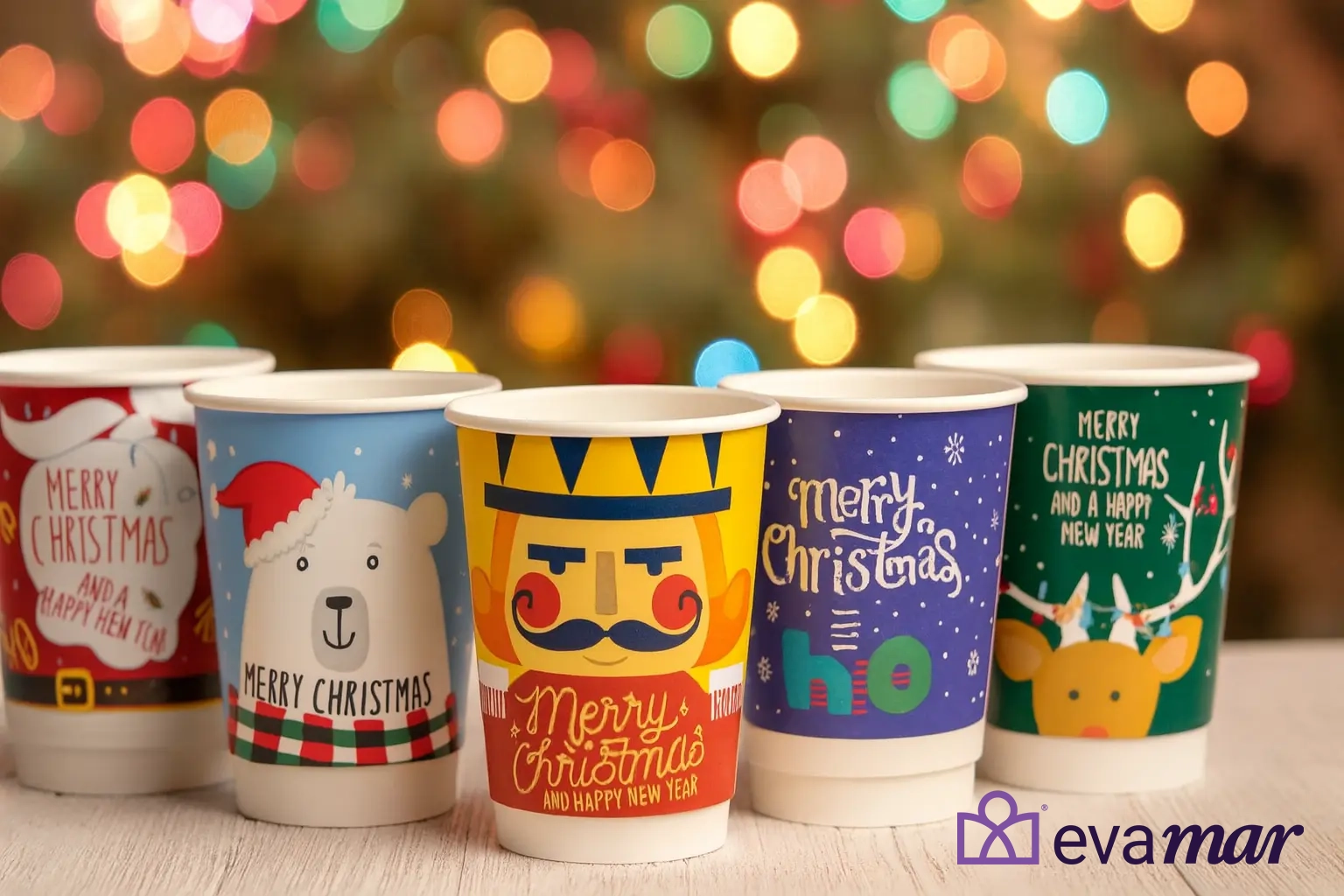 Pahare din carton pentru Crăciun, cu design festiv, de la Evamar Pahare din carton pentru Crăciun, cu design festiv, de la Evamar