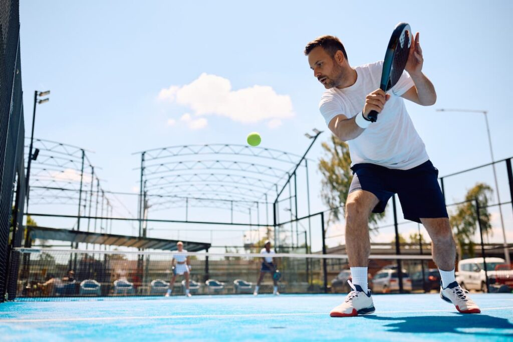 Descoperă padelul sportul care te cucerește de la prima lovitură Descoperă padelul sportul care te cucerește de la prima lovitură