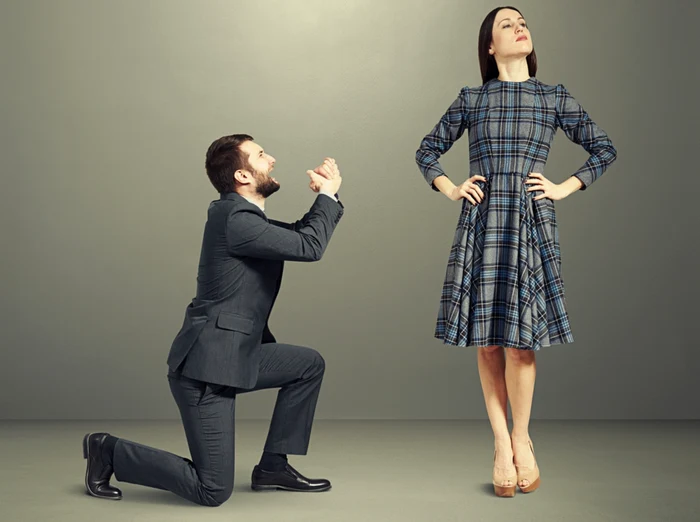 De ce scuzele par tot mai greu de crezut. „Trăim într-o lume în care sinceritatea e un tip de marketing. E o piață a emoțiilor, un joc de putere”