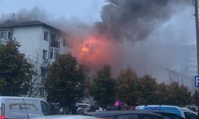 Flăcări uriașe la etajul 4 al unui bloc ANL din Craiova. Zeci de persoane au fost evacuate sau s-au autoevacuat. Pompierii încă încearcă să stingă incendiul
