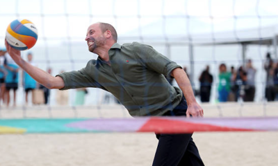 Prințul William este într-o formă de zile mari. Viitorul rege al Marii Britanii a fost filmat în timp ce juca volei pe faimoasa plajă Copacabana