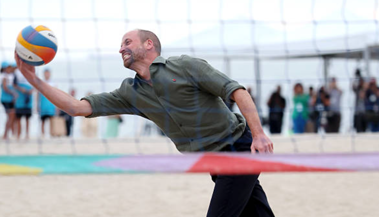 Prințul William este într-o formă de zile mari. Viitorul rege al Marii Britanii a fost filmat în timp ce juca volei pe faimoasa plajă Copacabana