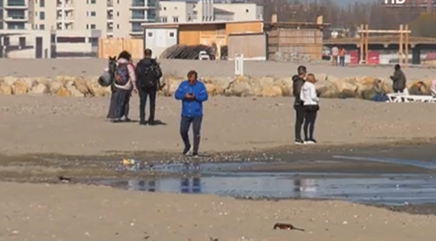 Vreme de vară la mare, în noiembrie. Atmosferă de vacanță pentru turiști