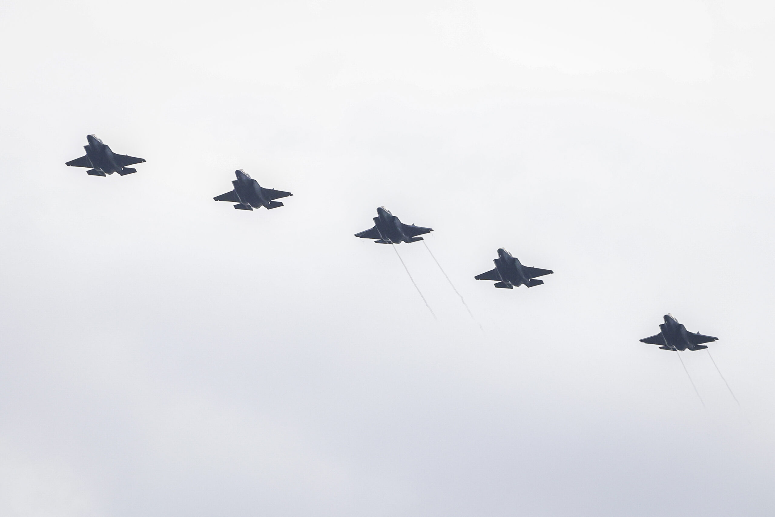 bombardamente, trupe de elită sau capturare