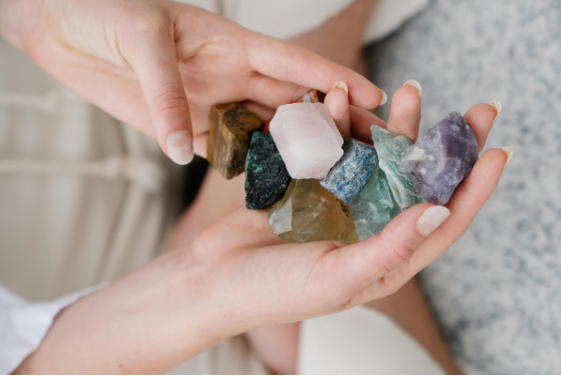 Cum știi că o piatră semiprețioasă e autentică? 5 trucuri pe care nu ți le spune nimeni