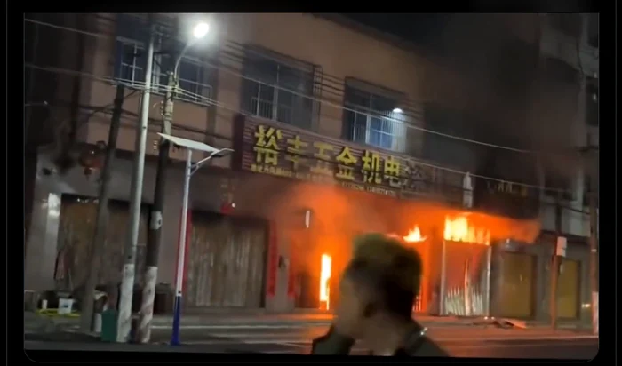 12 oameni au murit într-un incendiu la un bloc de apartamente din China
