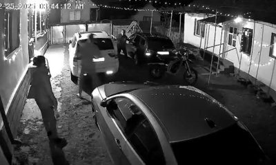 Atac violent de Crăciun. Un bărbat a intrat într-o curte unde a distrus mai multe mașini și a amenințat cu moartea o adolescentă