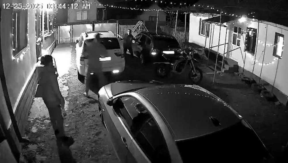 Atac violent de Crăciun. Un bărbat a intrat într-o curte unde a distrus mai multe mașini și a amenințat cu moartea o adolescentă