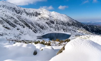 Galeș, lacul glaciar din Retezat, de văzut iarna: „Sub gheață, lacul părea viu, respirând adânc, cu vibrații joase”
