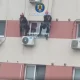 Momente dramatice în Capitală: alpiniștii salvatori au coborât de pe bloc și au intrat pe geam pentru a salva o femeie
