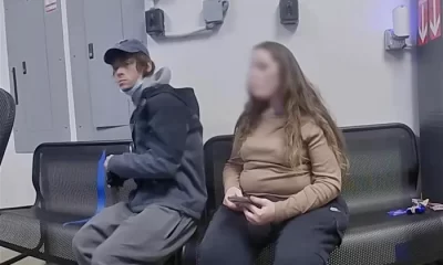 Momentul în care un tânăr reținut pentru furt scoate pistolul asupra unui polițist într-un magazin Walmart