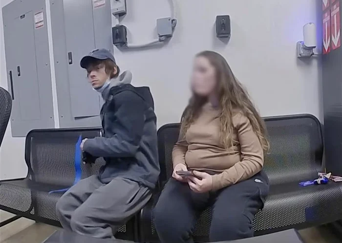 Momentul în care un tânăr reținut pentru furt scoate pistolul asupra unui polițist într-un magazin Walmart