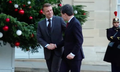 Nicio deplasare fără gafe. Nicușor Dan s-a învârtit pe loc în prezența președintelui Macron, derutat de locul în care trebuie să facă poza. În final, președintele francez i-a arătat calea corectă. Administrația prezidențială a tăiat momentul din filmare