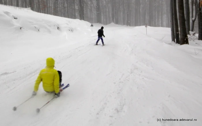 Stațiunea unicat din România, unde drumul închis devine pârtie. În lipsa zăpezii, a primit o nouă utilitate