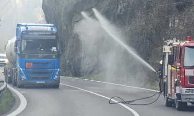 Trafic blocat pe Valea Oltului după răsturnarea unei cisterne cu substanțe inflamabile la Călimănești