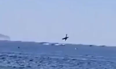 Un avion ușor s-a prăbușit pe o plajă din în Brazilia. Turiștii au filmat momentul în care aparatul cade în mare