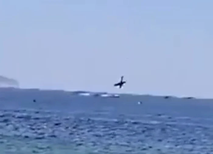 Un avion ușor s-a prăbușit pe o plajă din în Brazilia. Turiștii au filmat momentul în care aparatul cade în mare