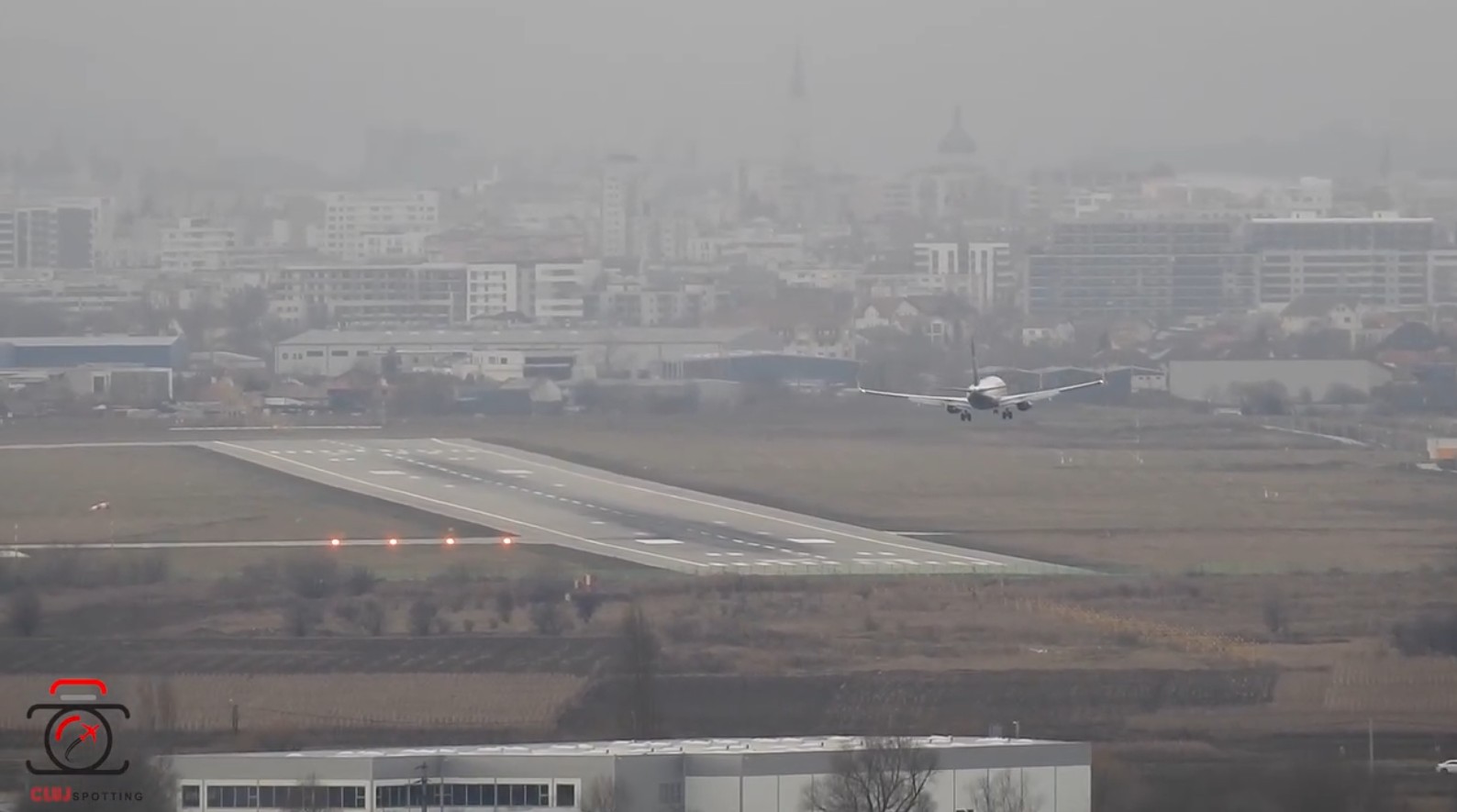 Vântul din Cluj i-a obligat pe piloţi să recurgă la manevre extreme. „Crabbing” executat pe rafale de până la 31 de noduri