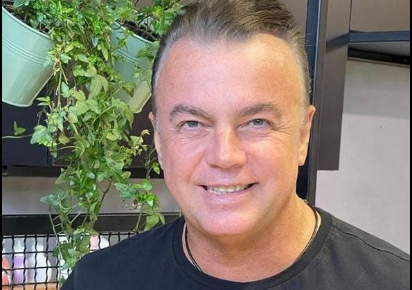 Adrian Enache face mărturisiri dureroase. ”Cântam și râdeam cu oamenii, iar când mă duceam în spatele cortinei, plângeam”