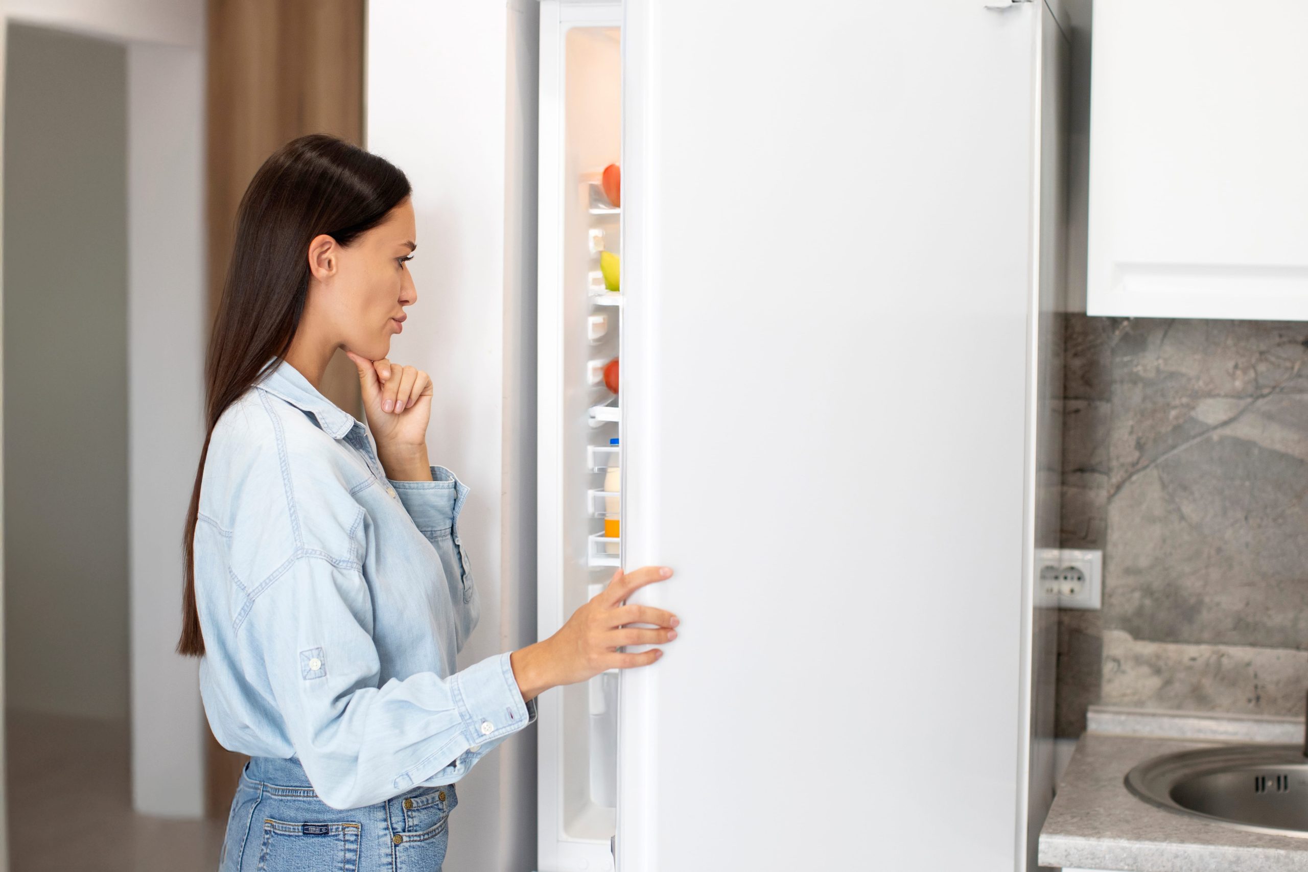 Cum reduci risipa alimentară și economisești bani prin organizare și alegeri inteligente în bucătărie