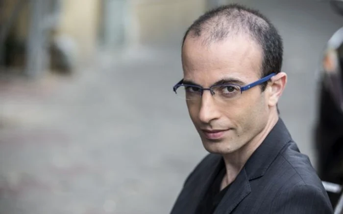 Yuval Harari avertizează că AI va modela chiar și vocile noastre interioare: „Este momentul să găsim adevărul care se află dincolo de cuvinte”