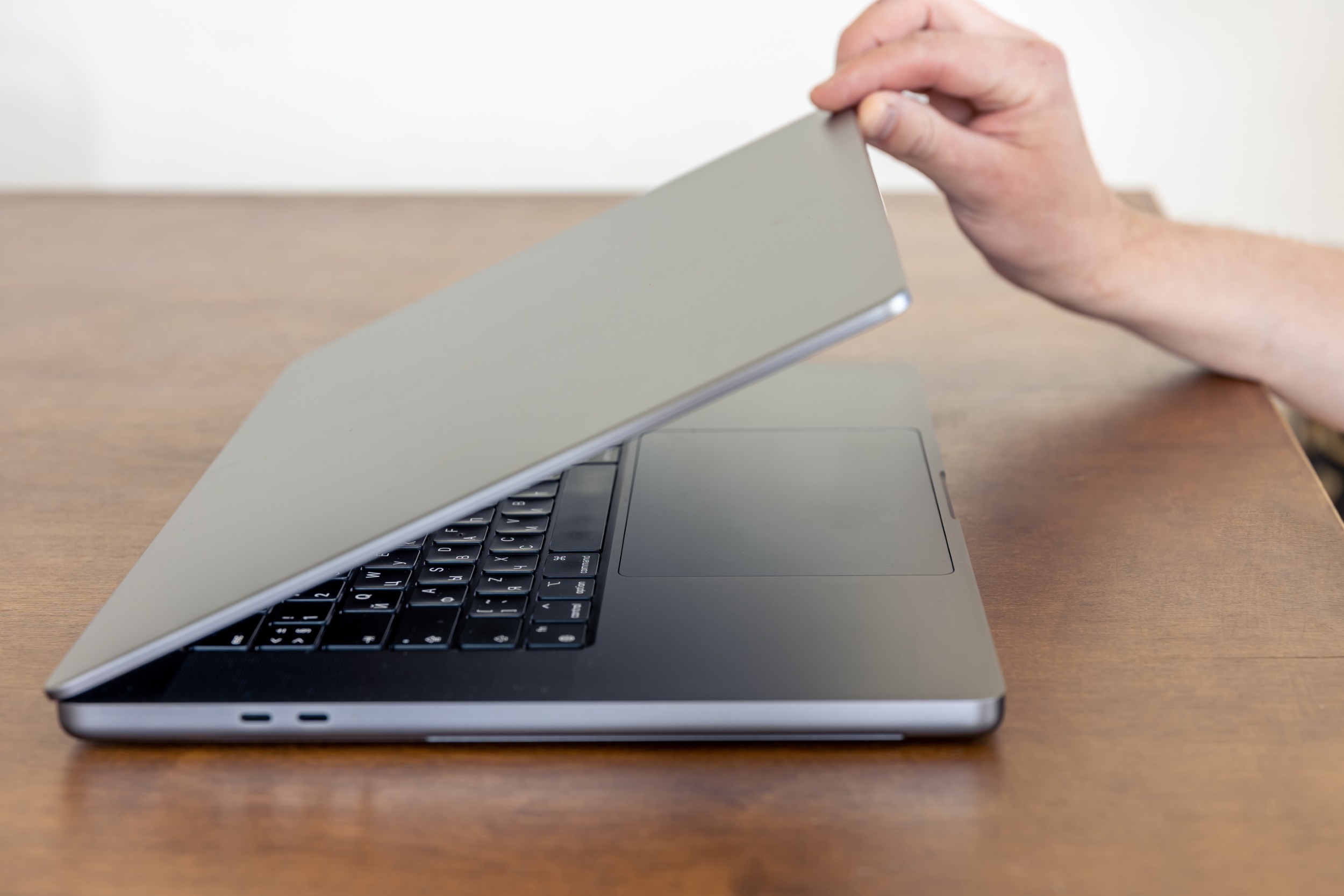 Balamalele de laptop rupte – de ce se strică, cum ajung să cedeze și de ce este una dintre cele mai frecvente probleme în service