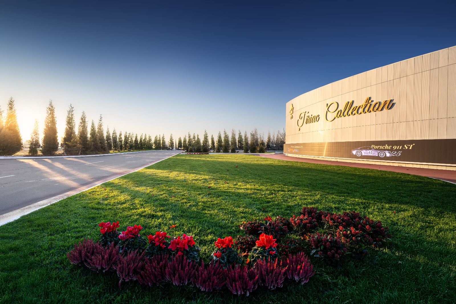 patru zile pe săptămână, de joi până duminică, dedicate pasiunii pentru automobile istorice